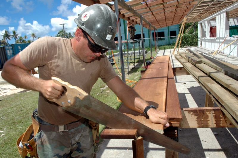 ebeniste-ILONSE-min_worker_construction_building_carpenter_male_job_build_helmet-893290